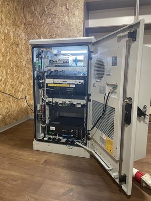 19-Inch 18U Standard Outdoor Telecom Cabinet with Integrated Cooling System and Stainless Steel Front Door